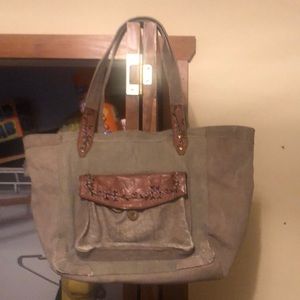 Excellent condition. Barely used.  No stains.